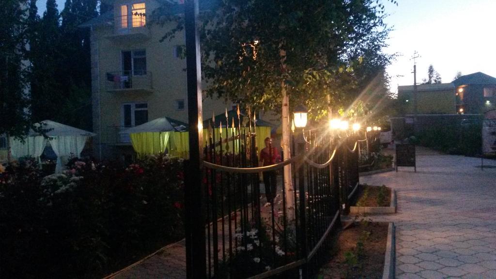 Hotel Gostinyi Dvor Бостери Екстериор снимка